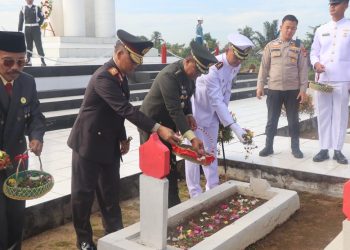Kapolda Bengkulu Irjen Pol Mardiyono bersama jajaran Forkopimda menaburkan bunga di pusara pahlawan pada Ziarah Nasional peringatan HUT ke-80 TNI di Taman Makam Pahlawan Balai Buntar, Kota Bengkulu, Jumat (3/10/2025). (Dok. Yola)