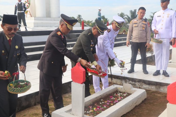 Kapolda Bengkulu Irjen Pol Mardiyono bersama jajaran Forkopimda menaburkan bunga di pusara pahlawan pada Ziarah Nasional peringatan HUT ke-80 TNI di Taman Makam Pahlawan Balai Buntar, Kota Bengkulu, Jumat (3/10/2025). (Dok. Yola)