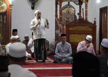 Gubernur Jambi Al Haris memberikan tausiyah pada kegiatan Safari Subuh di Masjid Agung Al Jihad, Pasar Bangko, Kabupaten Merangin, Jumat (3/10/2025). (Dok. Erit - Kominfo)