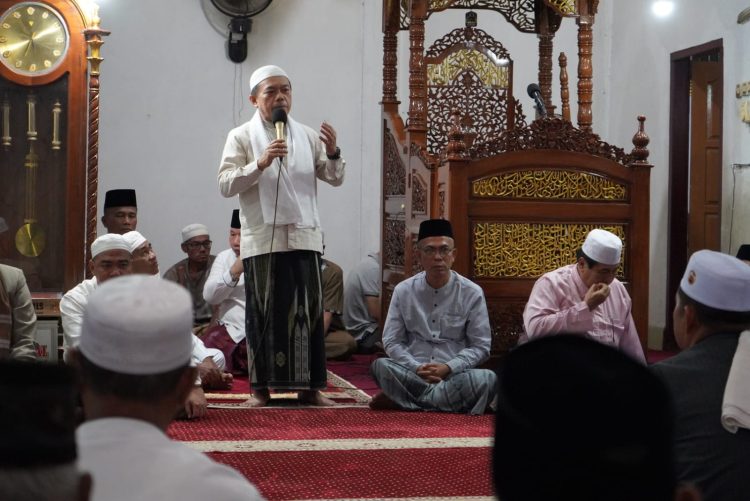 Gubernur Jambi Al Haris memberikan tausiyah pada kegiatan Safari Subuh di Masjid Agung Al Jihad, Pasar Bangko, Kabupaten Merangin, Jumat (3/10/2025). (Dok. Erit - Kominfo)