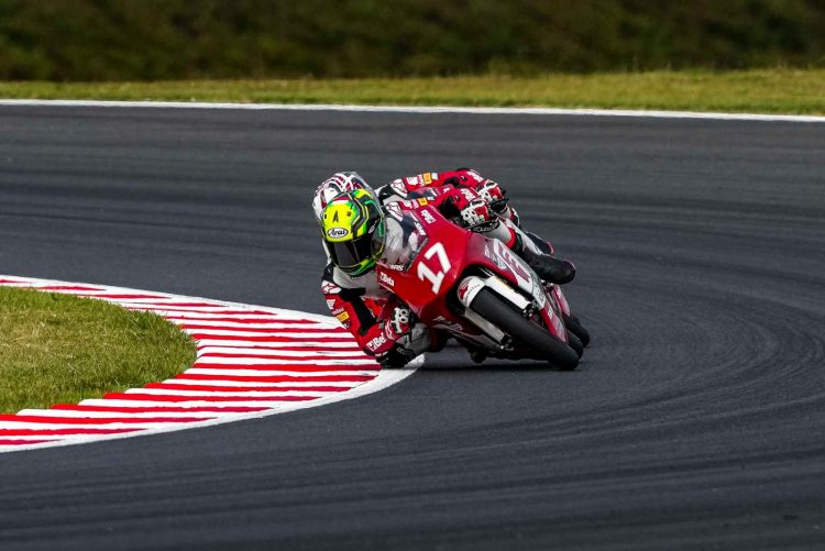 Aksi para pebalap muda Astra Honda Motor saat bersaing ketat di lintasan. Mereka akan tampil di ajang Asia Talent Cup (IATC) seri Mandalika, 4–5 Oktober 2025. (Dok. Sinsen)