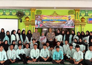 Personel Ditlantas Polda Bengkulu bersama siswa-siswi SMAN 4 Kota Bengkulu usai kegiatan Police Go To School pada Jumat (3/10/2025). (Dok. Yola)