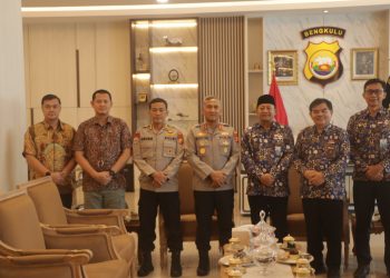 Kapolda Bengkulu Irjen Pol Mardiyono (tengah) berfoto bersama Kepala Perwakilan BPKP Provinsi Bengkulu Sugimulyo (ketiga dari kanan) beserta jajaran, usai melakukan audiensi di Mapolda Bengkulu, Jumat (3/10/2025). (Dok. Polda Bengkulu)
