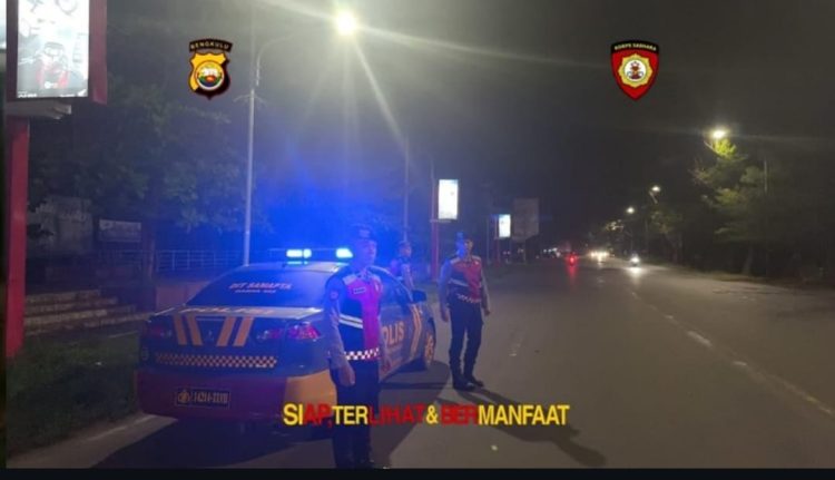 Personel Ditsamapta Polda Bengkulu melaksanakan patroli malam di sejumlah titik rawan Kota Bengkulu, Jumat (3/10/2025), guna mengantisipasi aksi premanisme, balap liar, dan tindak kejahatan jalanan. (Dok. Polda Bengkulu)