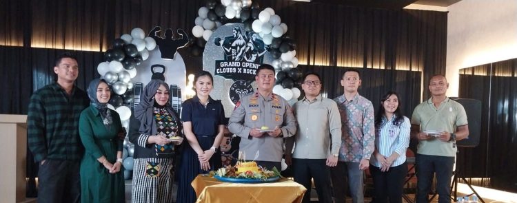 Wakapolda Bengkulu Brigjen Pol Dicky Socani bersama Direktur Utama Yodan Land Group Yosia Yodan dan tamu undangan menghadiri grand opening CLOUD9 × ROCK GMY di Kraving Rock Gym, Kota Bengkulu, Sabtu (4/10/2025). (Foto: Yola)