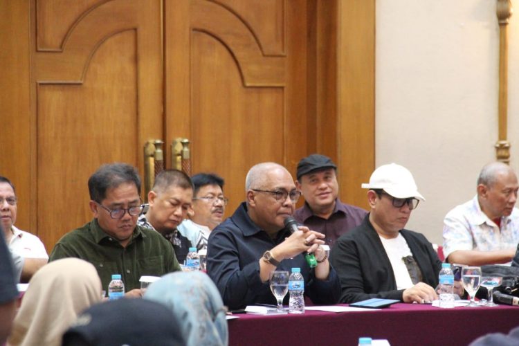 Ketua Umum PWI Pusat Akhmad Munir memimpin orientasi kepengurusan PWI Pusat masa bakti 2025–2030 di Solo, Jawa Tengah, Jumat (3/10/2025) malam. Kegiatan ini dihadiri Ketua Dewan Kehormatan PWI Atal S. Depari, Sekjen Zulmansyah Sekedang, dan seluruh pengurus pusat. (Foto: Dok. PWI Pusat)