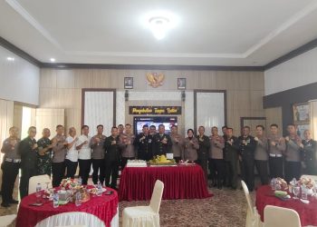 Personel Polresta Jambi, Polres Muaro Jambi, dan Polres Batanghari memberikan kejutan kepada jajaran Kodim 0415/Jambi dengan membawa tumpeng dan kue ulang tahun dalam rangka peringatan HUT ke-80 TNI, Minggu (5/10/2025). (Dok. Nahar)
