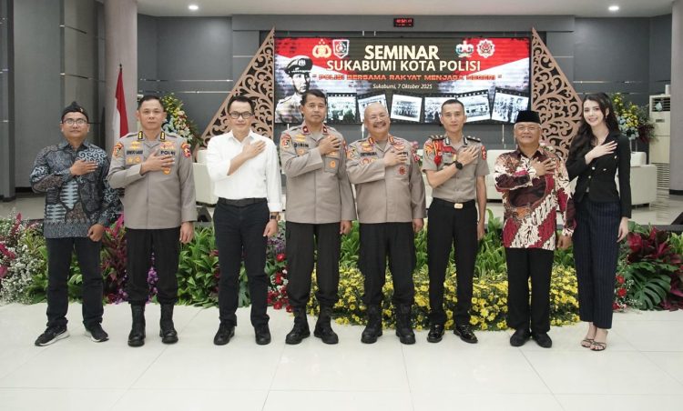 Kalemdiklat Polri Komjen Pol. Dr. Chryshnanda Dwilaksana, M.Si. bersama para narasumber dan pejabat utama Polri berfoto bersama seusai Seminar Nasional di Gedung Anton Soejarwo, Setukpa Lemdiklat Polri, Kota Sukabumi, Jawa Barat, Selasa (7/10/2025). (Dok, Humas)