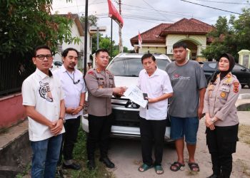 Kapolresta Jambi Kombes Pol Boy Sutan Binanga Siregar menyerahkan satu unit mobil Pajero Sport milik korban pembunuhan di Talang Bakung kepada pihak keluarga, Rabu (8/10/2025). (Dok. Nahar)