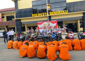 Kapolresta Bengkulu Kombes Pol Sudarno bersama jajaran menunjukkan barang bukti hasil Operasi Musang Nala 2025 di halaman Mapolresta Bengkulu, Kamis (9/10/2025). (Dok. Yola)