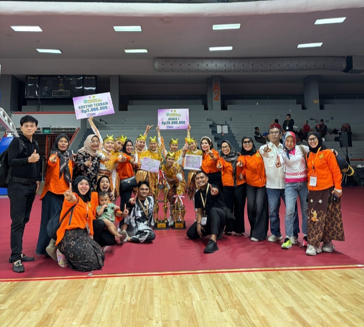 Tim Senam Perwosi Provinsi Jambi berpose bersama usai meraih Juara I Lomba Nasional Senam Kreasi 2025 dan Juara I Kostum Terbaik di Stadion Sumantri Brojonegoro, Jakarta, Rabu (8/10/2025). (Dok. Koni Jambi)