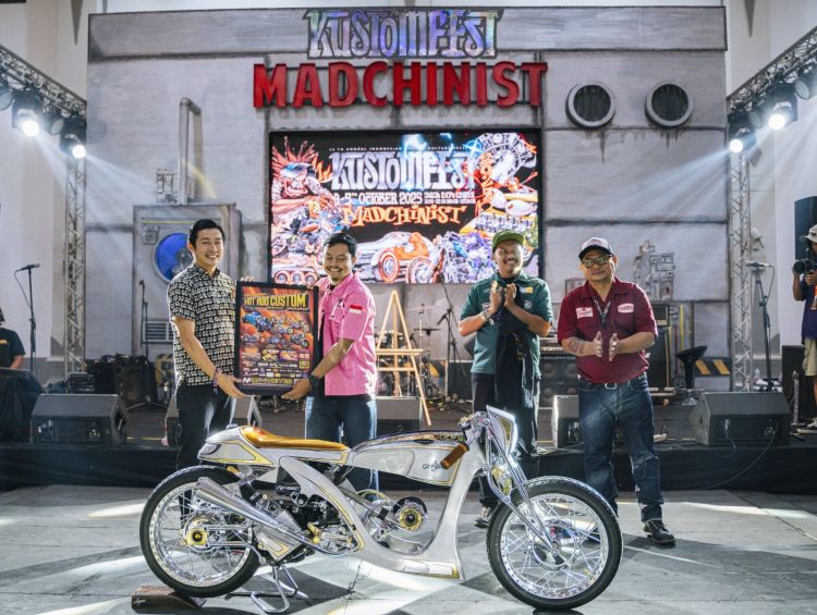 Perwakilan PT Astra Honda Motor menyerahkan penghargaan kepada Vulla Hendrata, modifikator pemenang Honda Dream Ride Project 2025, di ajang Kustomfest Yogyakarta. (Dok. Sinsen)