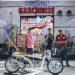 Perwakilan PT Astra Honda Motor menyerahkan penghargaan kepada Vulla Hendrata, modifikator pemenang Honda Dream Ride Project 2025, di ajang Kustomfest Yogyakarta. (Dok. Sinsen)