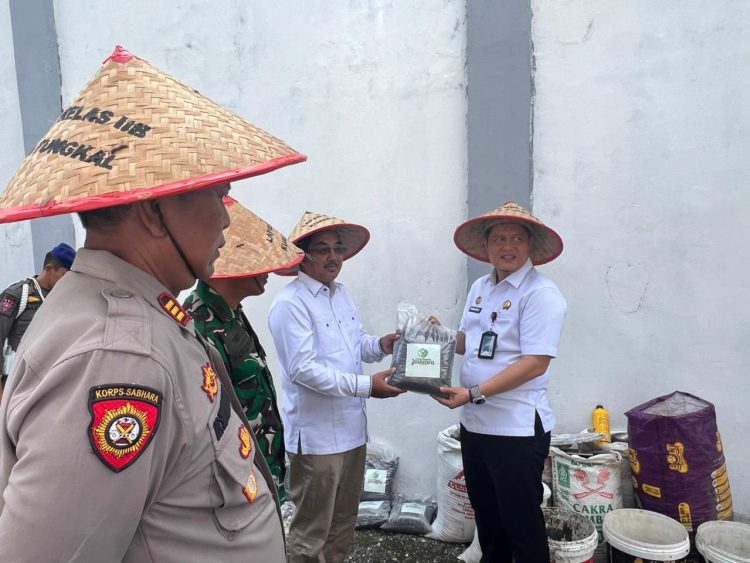 Bupati Tanjung Jabung Barat, Drs. H. Anwar Sadat, M.Ag, menerima secara simbolis pupuk kompos organik buatan Warga Binaan Lapas Kelas IIB Kuala Tungkal dari Kakanwil Ditjen Pemasyarakatan Jambi, Hidayat, Kamis (9/10/2025). (Dok. Irwan)