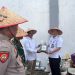 Bupati Tanjung Jabung Barat, Drs. H. Anwar Sadat, M.Ag, menerima secara simbolis pupuk kompos organik buatan Warga Binaan Lapas Kelas IIB Kuala Tungkal dari Kakanwil Ditjen Pemasyarakatan Jambi, Hidayat, Kamis (9/10/2025). (Dok. Irwan)