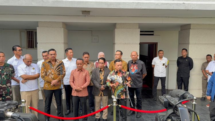 Gubernur Al Haris  bersama para gubernur penghasil migas lainnya menghadiri Rapat Tim Gabungan Penanganan Sumur Minyak Masyarakat di Gedung Kementerian ESDM  Jakarta Pusat, Kamis (9/10/2025). (Dok. Erit - Kominfo)