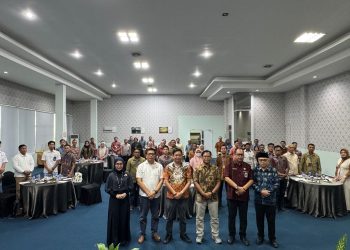 Wadir Intelkam Polda Jambi AKBP Syafii Bagus Santoso bersama narasumber dan peserta FGD membahas strategi sinergi pengamanan distribusi pupuk bersubsidi di Aula Shang Ratu Hotel Jambi, Jumat (10/10/2025). (Dok. Nahar)