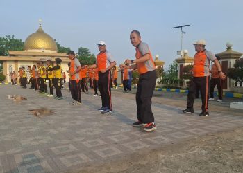Personel Ditpolairud Polda Jambi mengikuti senam pagi bersama di halaman kantor Ditpolairud, Jumat (10/10/2025) (Dok. Nahar)