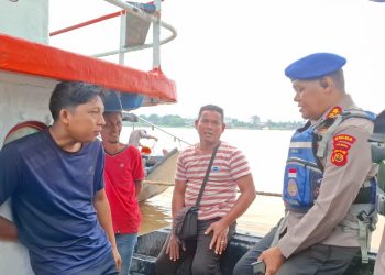Personel Ditpolairud Polda Jambi berdialog dengan nelayan di Sungai Batanghari dalam patroli dialogis, Jumat (10/10/2025) (Dok. Nahar)