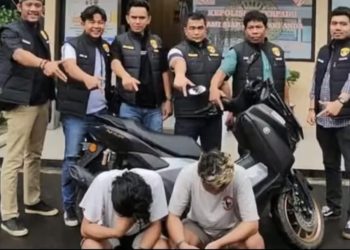 Tim Reskrim Polsek Jelutung Kota Jambi bersama dua tersangka kasus curanmor dan barang bukti sepeda motor Yamaha NMAX hasil kejahatan usai penangkapan di Ciparay, Kabupaten Bandung, Jawa Barat, Kamis (10/10/2025). (Dok. Humas)