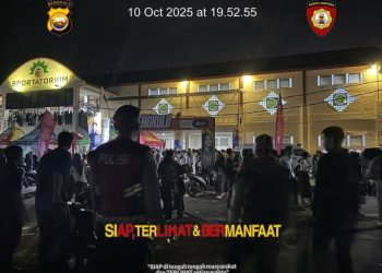 Personel Ditpamobvit Polda Bengkulu melaksanakan pengamanan di kawasan Sportatorium Bengkulu, Sabtu malam (10/10/2025). (Dok. Humas)