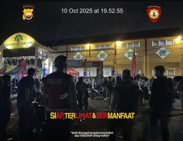 Personel Ditpamobvit Polda Bengkulu melaksanakan pengamanan di kawasan Sportatorium Bengkulu, Sabtu malam (10/10/2025). (Dok. Humas)
