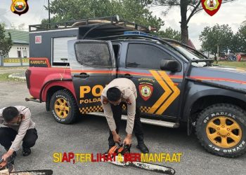 Personel Ditsamapta Polda Bengkulu melakukan pengecekan peralatan operasional sebelum bertugas. Kesiapsiagaan menjadi bagian dari program ‘Siap, Terlihat, dan Bermanfaat’ dalam menjaga keamanan dan ketertiban masyarakat. (Dok. Humas)