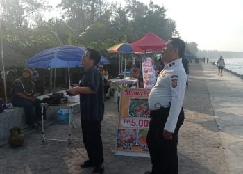 Personel Ditpamobvit Polda Bengkulu berdialog dengan pedagang di kawasan Pantai Panjang, Sabtu (11/10/2025). (Doki. Yola)