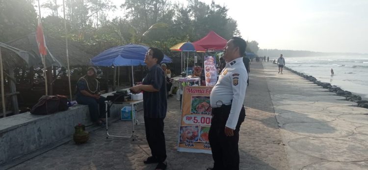Personel Ditpamobvit Polda Bengkulu berdialog dengan pedagang di kawasan Pantai Panjang, Sabtu (11/10/2025). (Doki. Yola)