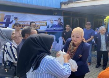 Ketua DPW Partai NasDem Provinsi Bengkulu, Hj. Erna Sari Dewi, MH, menyerahkan paket sembako kepada warga dalam kegiatan sosial di Kantor DPD Partai NasDem Kota Bengkulu, Sabtu (11/10/2025). (Yola)