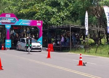 Dua pembalap bersiap di garis start pada ajang BKL SPEED.COM Championship Drag Race dan Drag Bike 2025 di Pantai Panjang Bengkulu, Sabtu (11/10/2025). (Dok. Yola)
