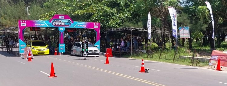 Dua pembalap bersiap di garis start pada ajang BKL SPEED.COM Championship Drag Race dan Drag Bike 2025 di Pantai Panjang Bengkulu, Sabtu (11/10/2025). (Dok. Yola)