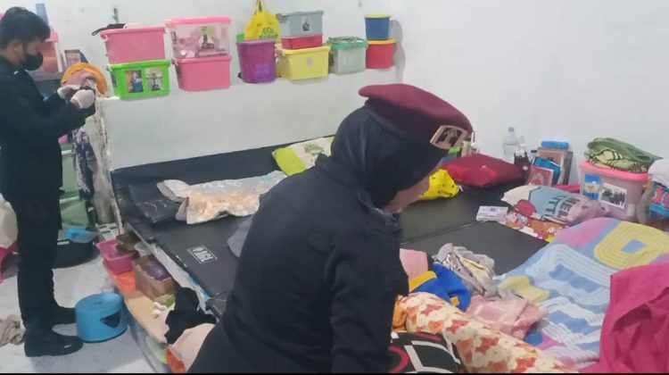 Petugas Lapas Perempuan Kelas IIB Jambi bersama aparat gabungan TNI dan Polri melakukan penggeledahan kamar warga binaan dalam rangka pelaksanaan program Zero Halinar, Jumat (10/10/2025) malam. (Dok, Nahar)