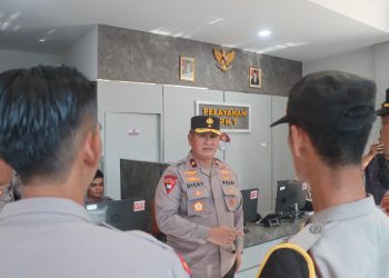 Wakapolda Bengkulu Brigjen Pol. Dicky Sondani memberikan arahan kepada personel Polres Rejang Lebong saat meninjau Gedung Pamapta dan layanan SPKT, Sabtu (11/10/2025). (Dok, Yolo)