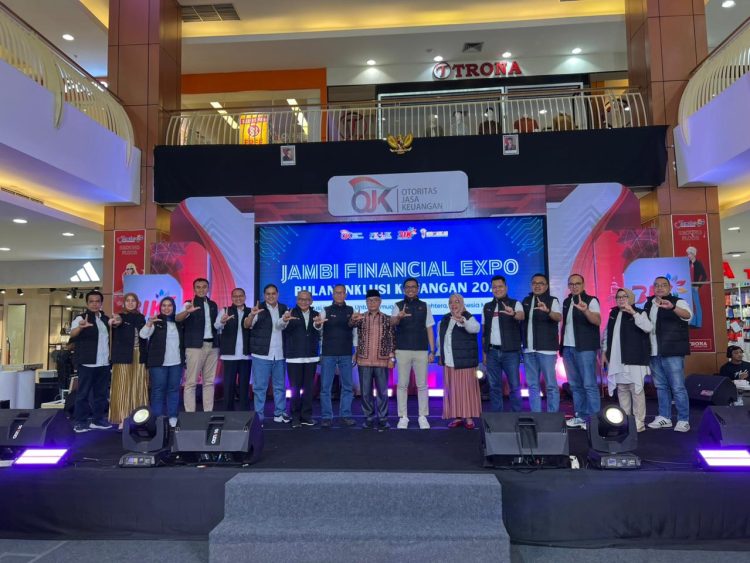 Perwakilan OJK Provinsi Jambi bersama Industri Jasa Keuangan berfoto bersama usai pembukaan Jambi Financial Expo 2025 di Jambi Town Square, Sabtu (11/10/2025). (Dok. Daus)