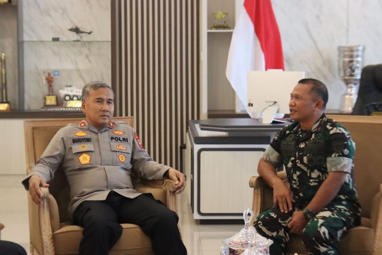Kapolda Bengkulu Irjen Pol Mardiyono menerima kunjungan silaturahmi Komandan Korem 041/Garuda Emas Brigjen TNI Jatmiko Aryanto di ruang tamu utama Mapolda Bengkulu, Senin (13/10/2025). (Dok. Humas)