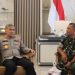 Kapolda Bengkulu Irjen Pol Mardiyono menerima kunjungan silaturahmi Komandan Korem 041/Garuda Emas Brigjen TNI Jatmiko Aryanto di ruang tamu utama Mapolda Bengkulu, Senin (13/10/2025). (Dok. Humas)
