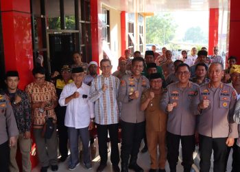 Wakapolda Sulawesi Tengah Brigjen Pol Dr. Helmi Kwarta Kusuma Putra Rauf berfoto bersama narasumber, tokoh masyarakat, dan jajaran kepolisian usai membuka kegiatan FGD di Aula Sarja Arya Racana Polres Sigi, Senin (13/10/2025). (Dok. Humas)