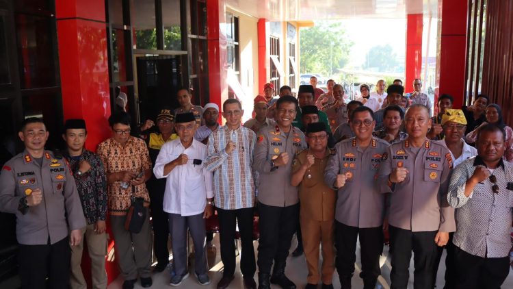 Wakapolda Sulawesi Tengah Brigjen Pol Dr. Helmi Kwarta Kusuma Putra Rauf berfoto bersama narasumber, tokoh masyarakat, dan jajaran kepolisian usai membuka kegiatan FGD di Aula Sarja Arya Racana Polres Sigi, Senin (13/10/2025). (Dok. Humas)