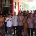 Wakapolda Sulawesi Tengah Brigjen Pol Dr. Helmi Kwarta Kusuma Putra Rauf berfoto bersama narasumber, tokoh masyarakat, dan jajaran kepolisian usai membuka kegiatan FGD di Aula Sarja Arya Racana Polres Sigi, Senin (13/10/2025). (Dok. Humas)