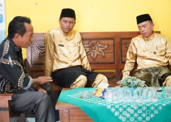 Gubernur Jambi Al Haris bersama Bupati Tebo Agus Rubiyanto berdiskusi dengan warga saat meninjau program Bedah Rumah dan kesiapan Koperasi Merah Putih di Kabupaten Tebo, Senin (13/10/2025). (Dok. Erit - Kominfo)