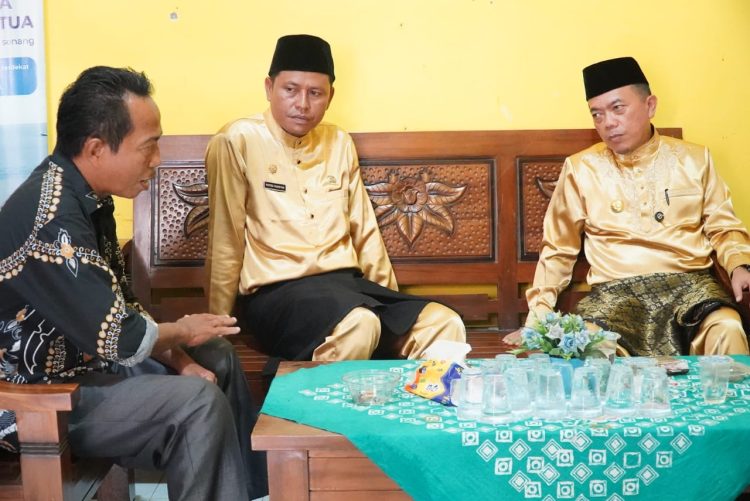 Gubernur Jambi Al Haris bersama Bupati Tebo Agus Rubiyanto berdiskusi dengan warga saat meninjau program Bedah Rumah dan kesiapan Koperasi Merah Putih di Kabupaten Tebo, Senin (13/10/2025). (Dok. Erit - Kominfo)
