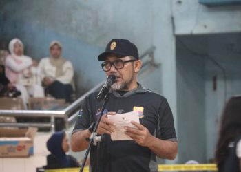 Sekretaris Daerah Provinsi Jambi, Dr. H. Sudirman, S.H., M.H., memberikan sambutan saat membuka Kejurprov Bola Basket 2025 di GOR Kotabaru, Kota Jambi, Senin (13/10/2025). (Dok. Daus)
