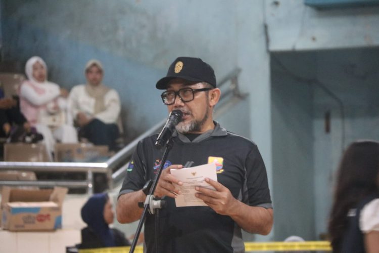 Sekretaris Daerah Provinsi Jambi, Dr. H. Sudirman, S.H., M.H., memberikan sambutan saat membuka Kejurprov Bola Basket 2025 di GOR Kotabaru, Kota Jambi, Senin (13/10/2025). (Dok. Daus)