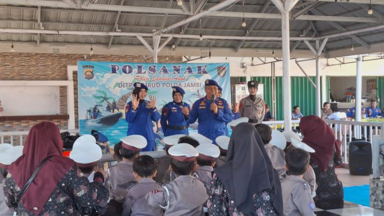 Personel Ditpolairud Polda Jambi memperkenalkan tugas kepolisian kepada siswa-siswi RA Al-Ikhlas Kota Jambi dalam kegiatan Polisi Sahabat Anak (Polsanak) di Mako Ditpolairud, Rabu (15/10/2025). (Dok. Nahar)