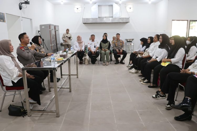 Kapolresta Jambi Kombes Pol Boy Sutan Binanga Siregar, S.I.K., M.H., memberikan arahan kepada peserta Pelatihan Relawan Kesehatan yang digelar Dinas Kesehatan Kota Jambi bekerja sama dengan BPOM di SPPG Kotabaru, Rabu (15/10/2025). (Dok. Nahar)