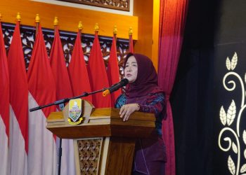 Ketua Dekranasda Provinsi Jambi Hj. Hesnidar Haris, SE menyampaikan sambutan dalam Rapat Kerja Daerah Dekranasda Provinsi Jambi di Auditorium Rumah Dinas Gubernur Jambi, Rabu (15/10/2025). (Foto: Diskominfo Provinsi Jambi/Patra)