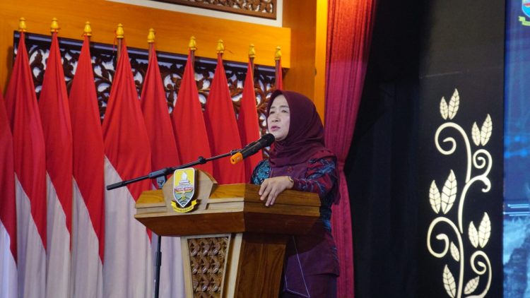 Ketua Dekranasda Provinsi Jambi Hj. Hesnidar Haris, SE menyampaikan sambutan dalam Rapat Kerja Daerah Dekranasda Provinsi Jambi di Auditorium Rumah Dinas Gubernur Jambi, Rabu (15/10/2025). (Foto: Diskominfo Provinsi Jambi/Patra)