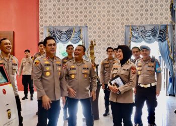 Kapolda Jambi Irjen Pol. Krisno H. Siregar bersama Pejabat Utama Polda Jambi meninjau fasilitas “Ruang Kanti” di Gedung SPKT Polda Jambi, Rabu (15/10/2025). (Dok. Nahar)