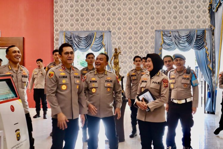 Kapolda Jambi Irjen Pol. Krisno H. Siregar bersama Pejabat Utama Polda Jambi meninjau fasilitas “Ruang Kanti” di Gedung SPKT Polda Jambi, Rabu (15/10/2025). (Dok. Nahar)